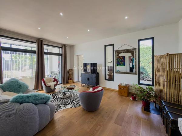 Vente                                                      Villa
                        
                     7 pièces                      166 m2                     à Draguignan