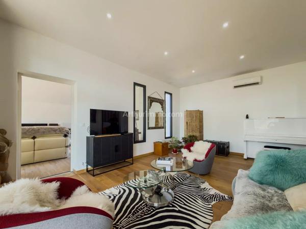 Vente                                                      Villa
                        
                     7 pièces                      166 m2                     à Draguignan