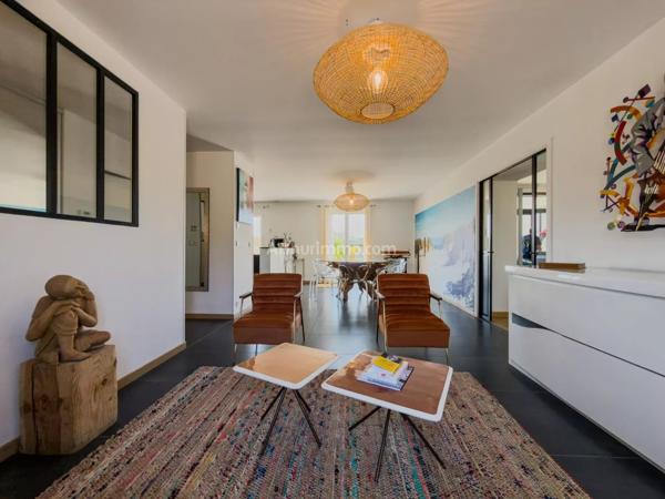Vente                                                      Villa
                        
                     7 pièces                      166 m2                     à Draguignan