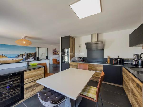 Vente                                                      Villa
                        
                     7 pièces                      166 m2                     à Draguignan