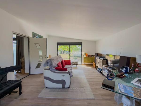 Vente                                                      Villa
                        
                     7 pièces                      166 m2                     à Draguignan