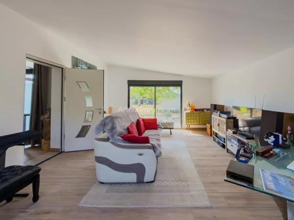 Vente                                                      Villa
                        
                     7 pièces                      166 m2                     à Draguignan