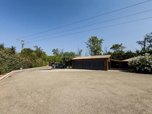 Vente                                                      Villa
                        
                     7 pièces                      166 m2                     à Draguignan