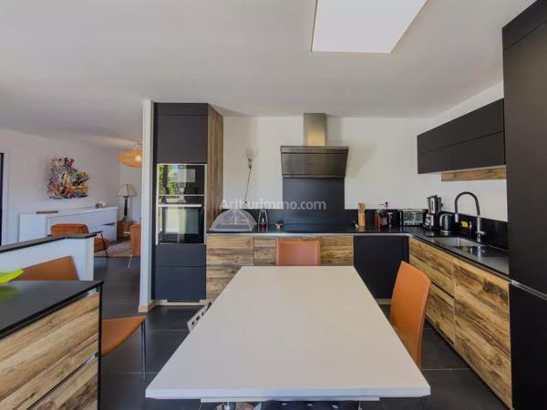 Vente                                                      Villa
                        
                     7 pièces                      166 m2                     à Draguignan