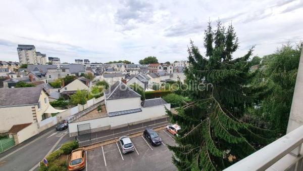 À seulement 300 mètres à pied de la place Sainte-Anne et aux portes de Tours, découvrez cet agréable T2 calme et lumineux, entièrement refait à neuf et sans travaux à prévoir, bénéficiant d’une vue dégagée dans une résidence avec gardien.
L’appartement se compose d’une entrée avec placard, d’une belle pièce de vie de 19 m² ouvrant sur un balcon avec vue dégagée, d’une cuisine aménagée et équipée, d’une chambre, d’une salle d’eau ainsi que de toilettes séparées.
Entièrement rénové avec soin, l’appartement offre des prestations modernes, notamment avec la pose de volets électriques et de fenêtres en alu, pour davantage de confort au quotidien.
Pour compléter ce bien, vous disposerez également d’un cellier situé sur le palier ainsi que d’une place de parking, qui sera prochainement sécurisée par un portail électrique. Un garage à vélos commun est à votre disposition.
Côté copropriété, le ravalement de façade a été voté et budgétisé lors de la dernière assemblée générale. Les travaux seront réalisés prochainement, constituant un véritable atout pour la copropriété et la valorisation du bien.
Un bien à découvrir sans tarder !
