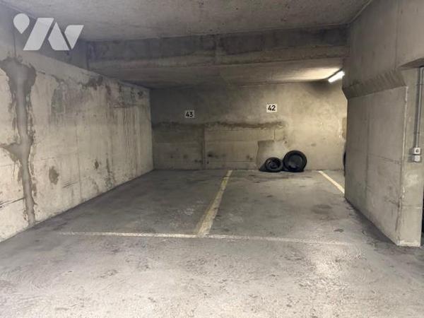 NEUILLY SUR SEINE - HOPITAL AMERICAIN - PARKING A VENDRE