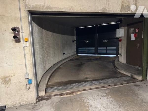NEUILLY SUR SEINE - HOPITAL AMERICAIN - PARKING A VENDRE