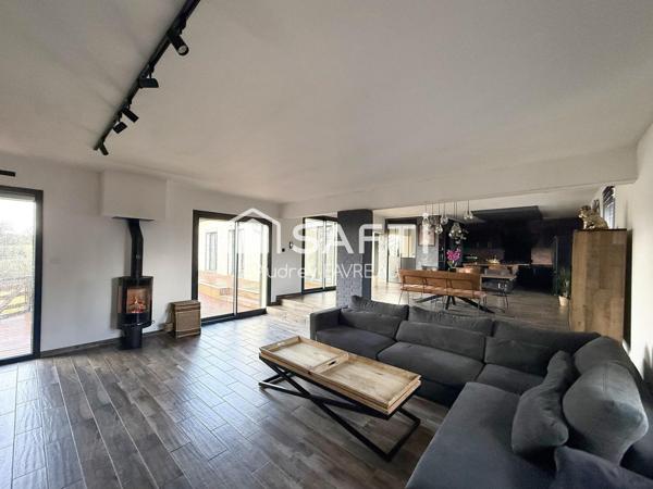 Maison d'architecte rénovée avec piscine et terrain