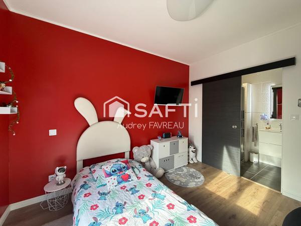 Maison d'architecte rénovée avec piscine et terrain