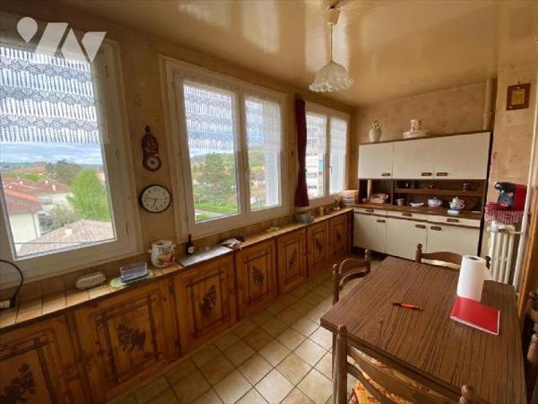 AURILLAC, appartement situé au 2ème étage sans ascenseur d'un immeuble en copropriété, comprena...