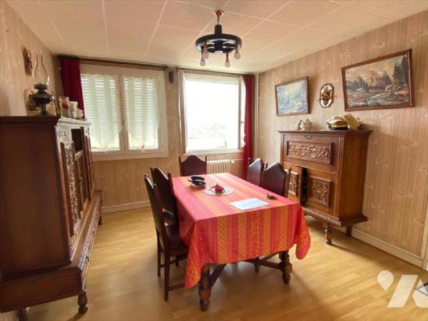 AURILLAC, appartement situé au 2ème étage sans ascenseur d'un immeuble en copropriété, comprena...