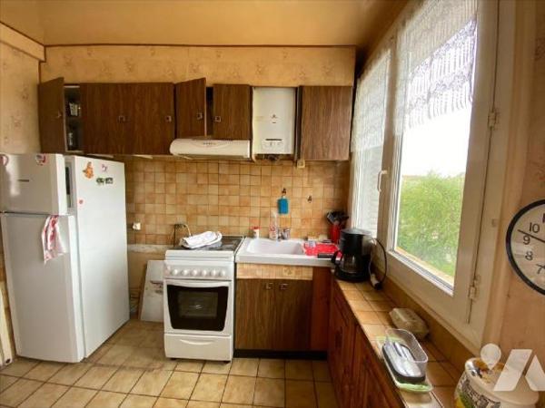 AURILLAC, appartement situé au 2ème étage sans ascenseur d'un immeuble en copropriété, comprena...