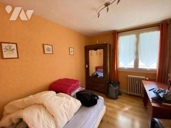 AURILLAC, appartement situé au 2ème étage sans ascenseur d'un immeuble en copropriété, comprena...