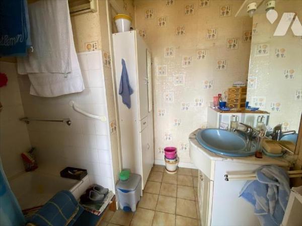 AURILLAC, appartement situé au 2ème étage sans ascenseur d'un immeuble en copropriété, comprena...