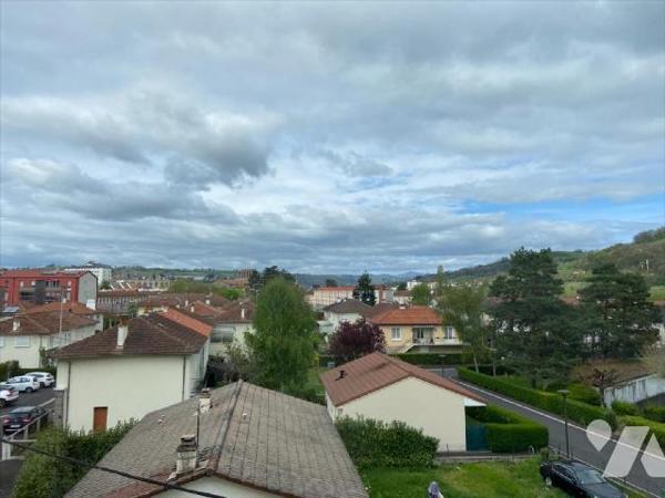 AURILLAC, appartement situé au 2ème étage sans ascenseur d'un immeuble en copropriété, comprena...