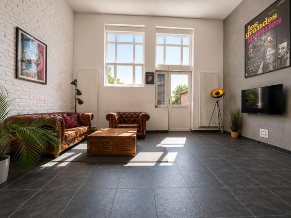 LOFT idéalement située avec stationnements !!