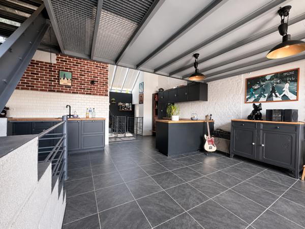 LOFT idéalement située avec stationnements !!