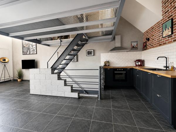 LOFT idéalement située avec stationnements !!