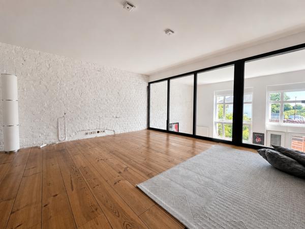 LOFT idéalement située avec stationnements !!