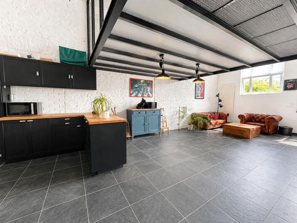 LOFT idéalement située avec stationnements !!