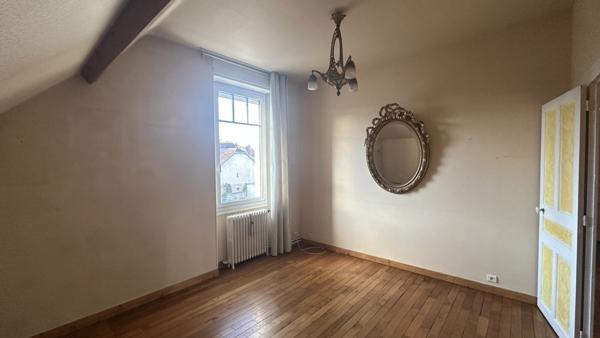 Maison
                                                                                                                                                                                                                                                                                                                        6 pièce(s)                                                                                                                                                                                                          3 chambre(s)                                                                                                                                                                                                          175  m²