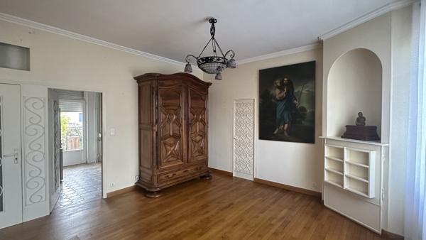 Maison
                                                                                                                                                                                                                                                                                                                        6 pièce(s)                                                                                                                                                                                                          3 chambre(s)                                                                                                                                                                                                          175  m²