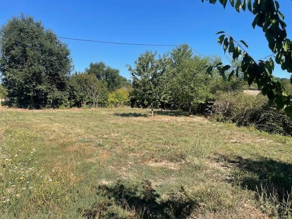 A Cognac la Forêt -Terrain  à bâtir de 1060 m2 avec un vrai potentiel d'aménagement
