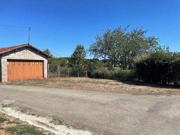 A Cognac la Forêt -Terrain  à bâtir de 1060 m2 avec un vrai potentiel d'aménagement