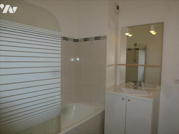 Proximité Centre Ville Appartement de type 3 au 2ème étage avec ascenseur vendu loué.