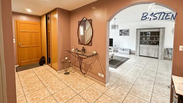 Le confort d’un plain-pied, l’espace d’un pavillon moderne, le charme d’un grand terrain : ici, tout y est.