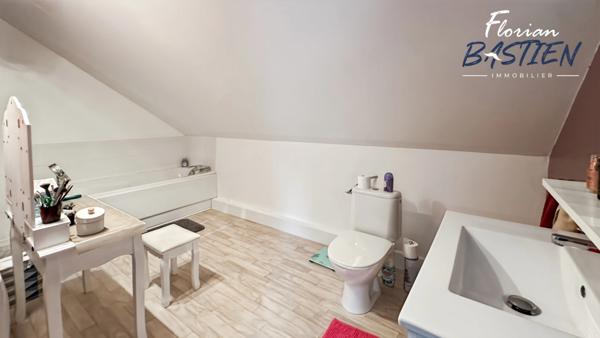 Le confort d’un plain-pied, l’espace d’un pavillon moderne, le charme d’un grand terrain : ici, tout y est.