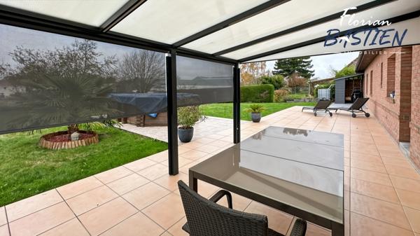 Le confort d’un plain-pied, l’espace d’un pavillon moderne, le charme d’un grand terrain : ici, tout y est.