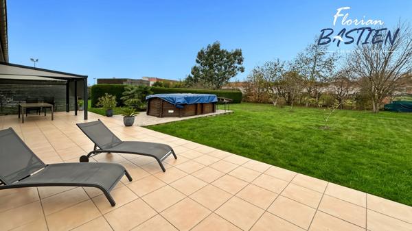 Le confort d’un plain-pied, l’espace d’un pavillon moderne, le charme d’un grand terrain : ici, tout y est.