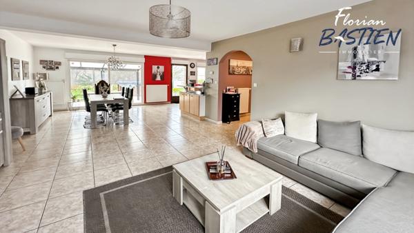 Le confort d’un plain-pied, l’espace d’un pavillon moderne, le charme d’un grand terrain : ici, tout y est.