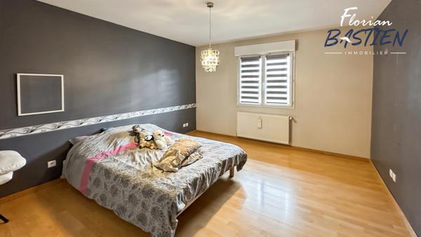 Le confort d’un plain-pied, l’espace d’un pavillon moderne, le charme d’un grand terrain : ici, tout y est.