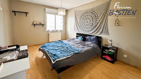 Le confort d’un plain-pied, l’espace d’un pavillon moderne, le charme d’un grand terrain : ici, tout y est.