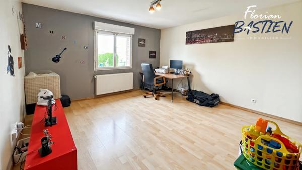 Le confort d’un plain-pied, l’espace d’un pavillon moderne, le charme d’un grand terrain : ici, tout y est.