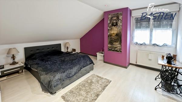 Le confort d’un plain-pied, l’espace d’un pavillon moderne, le charme d’un grand terrain : ici, tout y est.