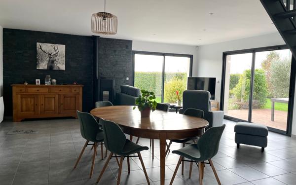 Maison à vendre    5 pièces • 123 m2 Émiéville