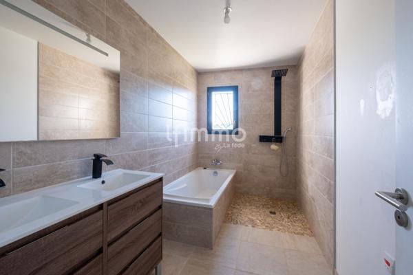 Villa contemporaine de 2022 avec 6 chambres, piscine et jardin clos