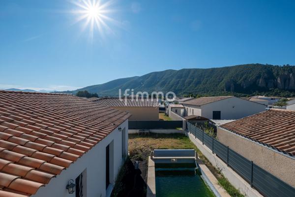 Villa contemporaine de 2022 avec 6 chambres, piscine et jardin clos
