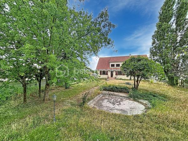 Maison familiale à rénover située à Bressuire (79300)

Découvrez cette spacieuse maison familiale offrant de beaux volumes et un fort potentiel d'aménagement.

La visite débute par un vaste hall d'entrée de 12 m² desservant un double séjour lumineux de 43 m² ainsi qu'une cuisine de 20 m².

Sur ce même niveau, vous trouverez un bureau, deux chambres bénéficiant d'un accès direct à une salle d'eau, une suite parentale avec dressing et salle de bains privative, ainsi que des WC indépendants.

À l'étage, la maison dispose de deux chambres de 13,5 m² chacune et d'un grenier aménageable d'environ 100 m², offrant de nombreuses possibilités d'extension ou de création d'espaces supplémentaires.

Le sous-sol comprend une pièce d'environ 40 m² pouvant être aménagée en salle de jeux, salle de sport ou espace de loisirs, ainsi qu'une cave, une chaufferie et un garage permettant de stationner deux véhicules.

Si vous recherchez une maison aux volumes généreux, idéale pour accueillir votre famille, et bénéficiant d'un emplacement privilégié à proximité immédiate des écoles et de toutes les commodités qu'offre la ville de Bressuire, ce bien pourrait parfaitement répondre à vos attentes.