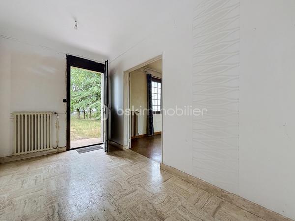 Maison familiale à rénover située à Bressuire (79300)

Découvrez cette spacieuse maison familiale offrant de beaux volumes et un fort potentiel d'aménagement.

La visite débute par un vaste hall d'entrée de 12 m² desservant un double séjour lumineux de 43 m² ainsi qu'une cuisine de 20 m².

Sur ce même niveau, vous trouverez un bureau, deux chambres bénéficiant d'un accès direct à une salle d'eau, une suite parentale avec dressing et salle de bains privative, ainsi que des WC indépendants.

À l'étage, la maison dispose de deux chambres de 13,5 m² chacune et d'un grenier aménageable d'environ 100 m², offrant de nombreuses possibilités d'extension ou de création d'espaces supplémentaires.

Le sous-sol comprend une pièce d'environ 40 m² pouvant être aménagée en salle de jeux, salle de sport ou espace de loisirs, ainsi qu'une cave, une chaufferie et un garage permettant de stationner deux véhicules.

Si vous recherchez une maison aux volumes généreux, idéale pour accueillir votre famille, et bénéficiant d'un emplacement privilégié à proximité immédiate des écoles et de toutes les commodités qu'offre la ville de Bressuire, ce bien pourrait parfaitement répondre à vos attentes.
