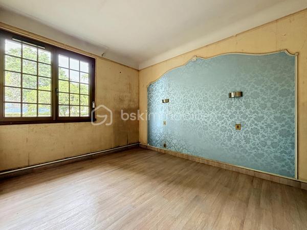 Maison familiale à rénover située à Bressuire (79300)

Découvrez cette spacieuse maison familiale offrant de beaux volumes et un fort potentiel d'aménagement.

La visite débute par un vaste hall d'entrée de 12 m² desservant un double séjour lumineux de 43 m² ainsi qu'une cuisine de 20 m².

Sur ce même niveau, vous trouverez un bureau, deux chambres bénéficiant d'un accès direct à une salle d'eau, une suite parentale avec dressing et salle de bains privative, ainsi que des WC indépendants.

À l'étage, la maison dispose de deux chambres de 13,5 m² chacune et d'un grenier aménageable d'environ 100 m², offrant de nombreuses possibilités d'extension ou de création d'espaces supplémentaires.

Le sous-sol comprend une pièce d'environ 40 m² pouvant être aménagée en salle de jeux, salle de sport ou espace de loisirs, ainsi qu'une cave, une chaufferie et un garage permettant de stationner deux véhicules.

Si vous recherchez une maison aux volumes généreux, idéale pour accueillir votre famille, et bénéficiant d'un emplacement privilégié à proximité immédiate des écoles et de toutes les commodités qu'offre la ville de Bressuire, ce bien pourrait parfaitement répondre à vos attentes.