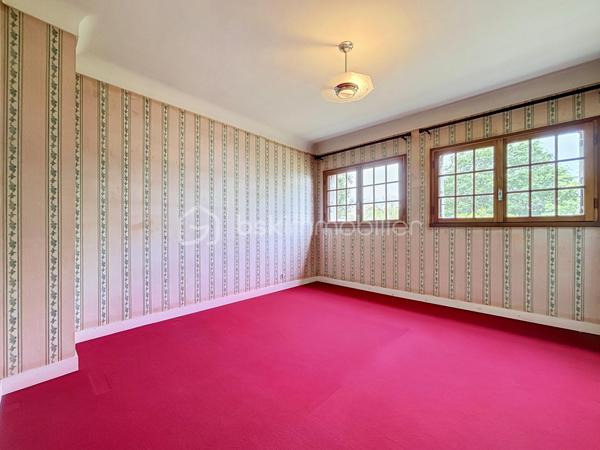 Maison familiale à rénover située à Bressuire (79300)

Découvrez cette spacieuse maison familiale offrant de beaux volumes et un fort potentiel d'aménagement.

La visite débute par un vaste hall d'entrée de 12 m² desservant un double séjour lumineux de 43 m² ainsi qu'une cuisine de 20 m².

Sur ce même niveau, vous trouverez un bureau, deux chambres bénéficiant d'un accès direct à une salle d'eau, une suite parentale avec dressing et salle de bains privative, ainsi que des WC indépendants.

À l'étage, la maison dispose de deux chambres de 13,5 m² chacune et d'un grenier aménageable d'environ 100 m², offrant de nombreuses possibilités d'extension ou de création d'espaces supplémentaires.

Le sous-sol comprend une pièce d'environ 40 m² pouvant être aménagée en salle de jeux, salle de sport ou espace de loisirs, ainsi qu'une cave, une chaufferie et un garage permettant de stationner deux véhicules.

Si vous recherchez une maison aux volumes généreux, idéale pour accueillir votre famille, et bénéficiant d'un emplacement privilégié à proximité immédiate des écoles et de toutes les commodités qu'offre la ville de Bressuire, ce bien pourrait parfaitement répondre à vos attentes.