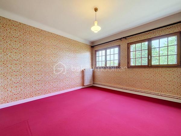 Maison familiale à rénover située à Bressuire (79300)

Découvrez cette spacieuse maison familiale offrant de beaux volumes et un fort potentiel d'aménagement.

La visite débute par un vaste hall d'entrée de 12 m² desservant un double séjour lumineux de 43 m² ainsi qu'une cuisine de 20 m².

Sur ce même niveau, vous trouverez un bureau, deux chambres bénéficiant d'un accès direct à une salle d'eau, une suite parentale avec dressing et salle de bains privative, ainsi que des WC indépendants.

À l'étage, la maison dispose de deux chambres de 13,5 m² chacune et d'un grenier aménageable d'environ 100 m², offrant de nombreuses possibilités d'extension ou de création d'espaces supplémentaires.

Le sous-sol comprend une pièce d'environ 40 m² pouvant être aménagée en salle de jeux, salle de sport ou espace de loisirs, ainsi qu'une cave, une chaufferie et un garage permettant de stationner deux véhicules.

Si vous recherchez une maison aux volumes généreux, idéale pour accueillir votre famille, et bénéficiant d'un emplacement privilégié à proximité immédiate des écoles et de toutes les commodités qu'offre la ville de Bressuire, ce bien pourrait parfaitement répondre à vos attentes.