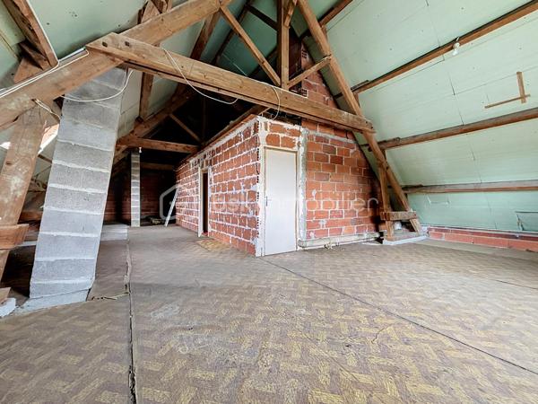 Maison familiale à rénover située à Bressuire (79300)

Découvrez cette spacieuse maison familiale offrant de beaux volumes et un fort potentiel d'aménagement.

La visite débute par un vaste hall d'entrée de 12 m² desservant un double séjour lumineux de 43 m² ainsi qu'une cuisine de 20 m².

Sur ce même niveau, vous trouverez un bureau, deux chambres bénéficiant d'un accès direct à une salle d'eau, une suite parentale avec dressing et salle de bains privative, ainsi que des WC indépendants.

À l'étage, la maison dispose de deux chambres de 13,5 m² chacune et d'un grenier aménageable d'environ 100 m², offrant de nombreuses possibilités d'extension ou de création d'espaces supplémentaires.

Le sous-sol comprend une pièce d'environ 40 m² pouvant être aménagée en salle de jeux, salle de sport ou espace de loisirs, ainsi qu'une cave, une chaufferie et un garage permettant de stationner deux véhicules.

Si vous recherchez une maison aux volumes généreux, idéale pour accueillir votre famille, et bénéficiant d'un emplacement privilégié à proximité immédiate des écoles et de toutes les commodités qu'offre la ville de Bressuire, ce bien pourrait parfaitement répondre à vos attentes.