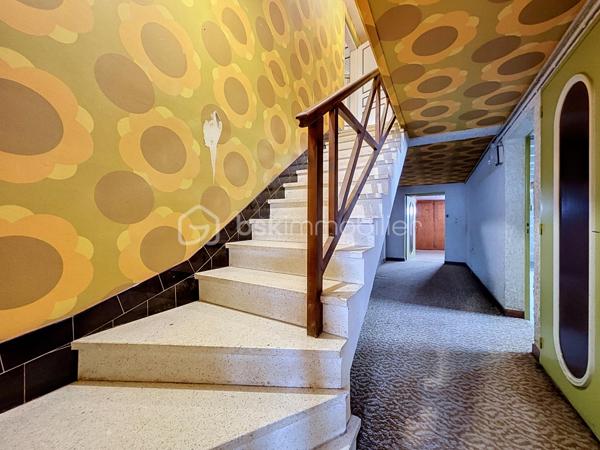 Maison familiale à rénover située à Bressuire (79300)

Découvrez cette spacieuse maison familiale offrant de beaux volumes et un fort potentiel d'aménagement.

La visite débute par un vaste hall d'entrée de 12 m² desservant un double séjour lumineux de 43 m² ainsi qu'une cuisine de 20 m².

Sur ce même niveau, vous trouverez un bureau, deux chambres bénéficiant d'un accès direct à une salle d'eau, une suite parentale avec dressing et salle de bains privative, ainsi que des WC indépendants.

À l'étage, la maison dispose de deux chambres de 13,5 m² chacune et d'un grenier aménageable d'environ 100 m², offrant de nombreuses possibilités d'extension ou de création d'espaces supplémentaires.

Le sous-sol comprend une pièce d'environ 40 m² pouvant être aménagée en salle de jeux, salle de sport ou espace de loisirs, ainsi qu'une cave, une chaufferie et un garage permettant de stationner deux véhicules.

Si vous recherchez une maison aux volumes généreux, idéale pour accueillir votre famille, et bénéficiant d'un emplacement privilégié à proximité immédiate des écoles et de toutes les commodités qu'offre la ville de Bressuire, ce bien pourrait parfaitement répondre à vos attentes.