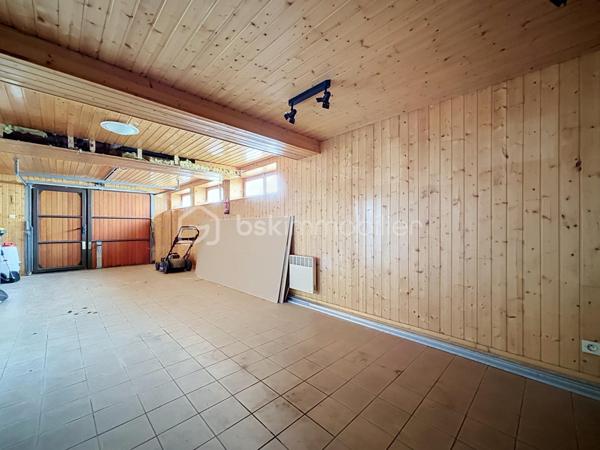 Maison familiale à rénover située à Bressuire (79300)

Découvrez cette spacieuse maison familiale offrant de beaux volumes et un fort potentiel d'aménagement.

La visite débute par un vaste hall d'entrée de 12 m² desservant un double séjour lumineux de 43 m² ainsi qu'une cuisine de 20 m².

Sur ce même niveau, vous trouverez un bureau, deux chambres bénéficiant d'un accès direct à une salle d'eau, une suite parentale avec dressing et salle de bains privative, ainsi que des WC indépendants.

À l'étage, la maison dispose de deux chambres de 13,5 m² chacune et d'un grenier aménageable d'environ 100 m², offrant de nombreuses possibilités d'extension ou de création d'espaces supplémentaires.

Le sous-sol comprend une pièce d'environ 40 m² pouvant être aménagée en salle de jeux, salle de sport ou espace de loisirs, ainsi qu'une cave, une chaufferie et un garage permettant de stationner deux véhicules.

Si vous recherchez une maison aux volumes généreux, idéale pour accueillir votre famille, et bénéficiant d'un emplacement privilégié à proximité immédiate des écoles et de toutes les commodités qu'offre la ville de Bressuire, ce bien pourrait parfaitement répondre à vos attentes.