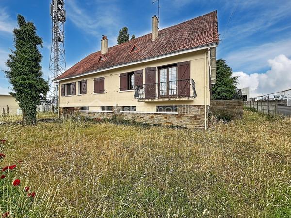 Maison familiale à rénover située à Bressuire (79300)

Découvrez cette spacieuse maison familiale offrant de beaux volumes et un fort potentiel d'aménagement.

La visite débute par un vaste hall d'entrée de 12 m² desservant un double séjour lumineux de 43 m² ainsi qu'une cuisine de 20 m².

Sur ce même niveau, vous trouverez un bureau, deux chambres bénéficiant d'un accès direct à une salle d'eau, une suite parentale avec dressing et salle de bains privative, ainsi que des WC indépendants.

À l'étage, la maison dispose de deux chambres de 13,5 m² chacune et d'un grenier aménageable d'environ 100 m², offrant de nombreuses possibilités d'extension ou de création d'espaces supplémentaires.

Le sous-sol comprend une pièce d'environ 40 m² pouvant être aménagée en salle de jeux, salle de sport ou espace de loisirs, ainsi qu'une cave, une chaufferie et un garage permettant de stationner deux véhicules.

Si vous recherchez une maison aux volumes généreux, idéale pour accueillir votre famille, et bénéficiant d'un emplacement privilégié à proximité immédiate des écoles et de toutes les commodités qu'offre la ville de Bressuire, ce bien pourrait parfaitement répondre à vos attentes.